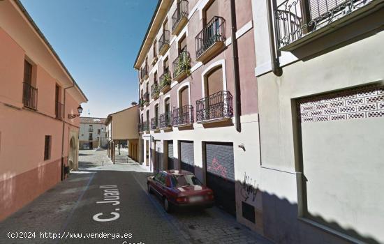 Local comercial en venta en calle Juan II, León, León - LEON