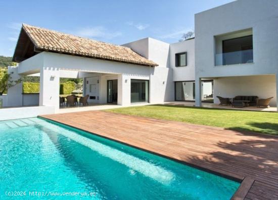 VILLA CONTEMPORÁNEA CON VISTAS AL GOLF Y A LA MONTAÑA - MALAGA