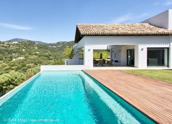 VILLA CONTEMPORÁNEA CON VISTAS AL GOLF Y A LA MONTAÑA - MALAGA