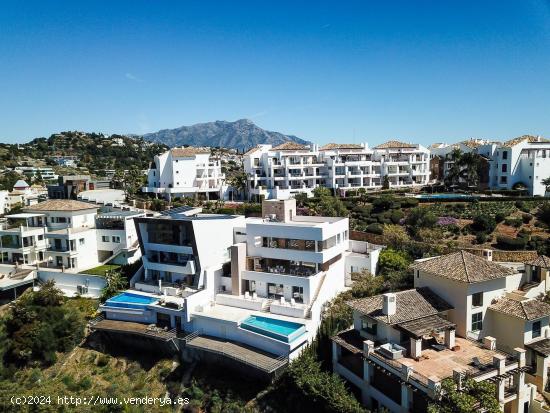 NUEVA VILLA CONTEMPORÁNEA EN UN ENTORNO NATURAL CON VISTAS AL GOLF Y MONTAÑA - MALAGA