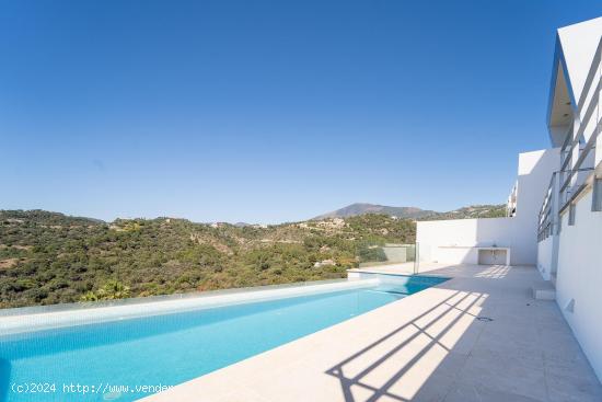 NUEVA VILLA CONTEMPORÁNEA EN UN ENTORNO NATURAL CON VISTAS AL GOLF Y MONTAÑA - MALAGA