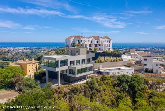 EXCLUSIVA VILLA MODERNA DE 7 HABITACIONES CON INMEJORABLES VISTAS - MALAGA