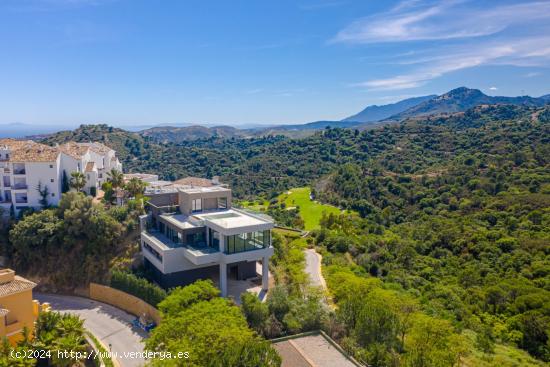 EXCLUSIVA VILLA MODERNA DE 7 HABITACIONES CON INMEJORABLES VISTAS - MALAGA