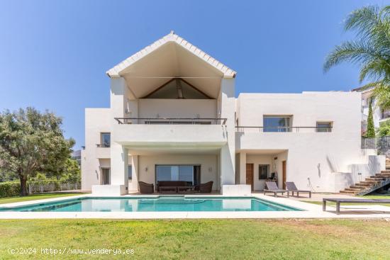 VILLA DE 4 DORMITORIOS CON LAS MEJORES VISTAS EN LOS ARQUEROS - MALAGA