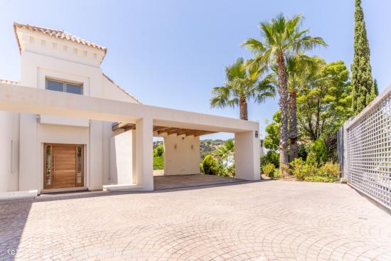 VILLA DE 4 DORMITORIOS CON LAS MEJORES VISTAS EN LOS ARQUEROS - MALAGA