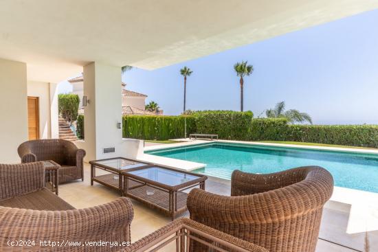 VILLA DE 4 DORMITORIOS CON LAS MEJORES VISTAS EN LOS ARQUEROS - MALAGA