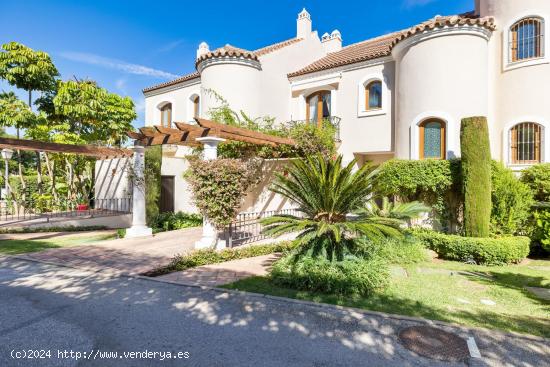 ESTUPENDA CASA ADOSADA EN ESTEPONA - MALAGA