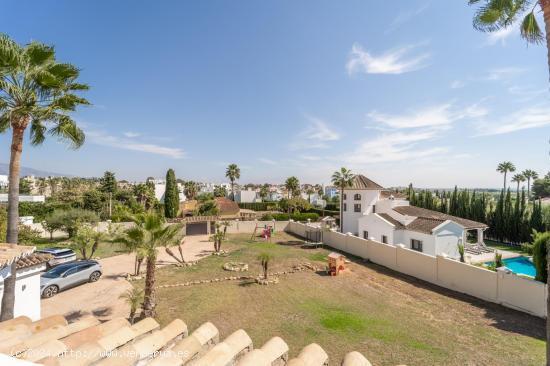 LUMINOSO CHALET EN ESTEPONA - MALAGA