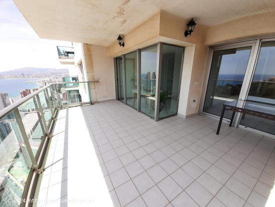 Apartamento con vistas en Torre Lugano. 2 hab. y 2 baños. piscina, garaje y trastero en propiedad. 