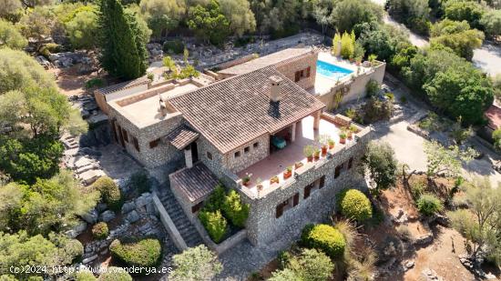 Finca con piscina con vistas despejadas en zona exclusiva - BALEARES