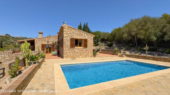 Finca con piscina con vistas despejadas en zona exclusiva - BALEARES