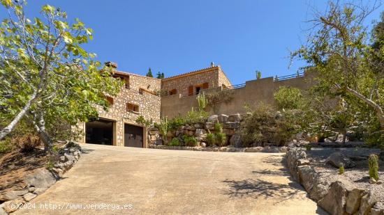 Finca con piscina con vistas despejadas en zona exclusiva - BALEARES