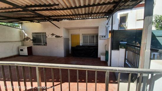  SE VENDE  CASA DE 160 M2 CON PATIO Y TERRENO DE 250 M2 - LEON 