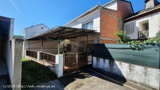 SE VENDE  CASA DE 160 M2 CON PATIO Y TERRENO DE 250 M2 - LEON