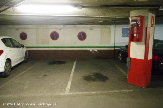 PLAZA DE PARKING PARA COCHE MEDIANO (con vigilante 24h). - BARCELONA