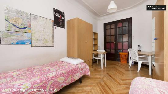  Habitación interior con ventana con vista a la calle en piso compartido, Chamberí - MADRID 