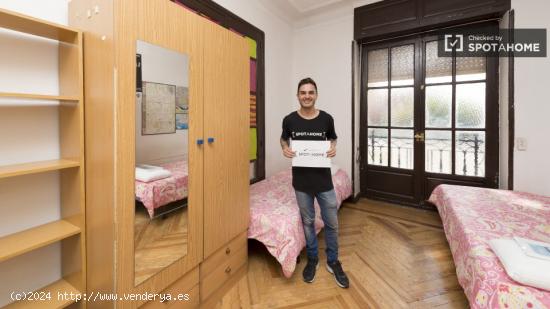 Habitación interior con ventana con vista a la calle en piso compartido, Chamberí - MADRID