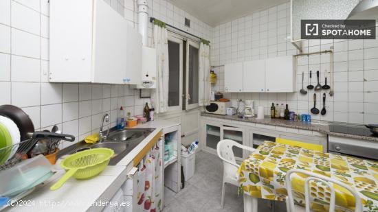 Habitación interior con ventana con vista a la calle en piso compartido, Chamberí - MADRID