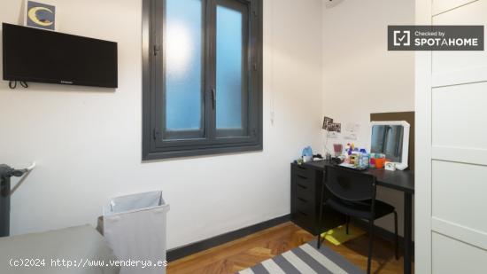 Gran habitación con escritorio en el departamento compartido, Puerta del Sol - MADRID