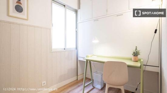 Se alquila habitación en piso de 4 dormitorios en Madrid - MADRID