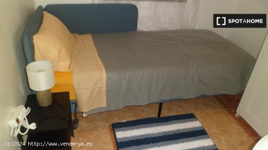 Se alquila habitación en piso de 3 dormitorios en Burjassot, Valencia - VALENCIA