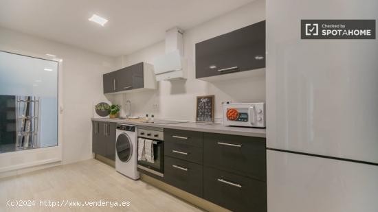 ¡Habitaciones en alquiler en un Piso de 5 Habitaciones en Valencia! - VALENCIA