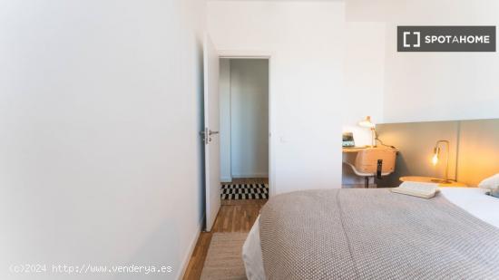 Habitación en piso compartido en barcelona. - BARCELONA