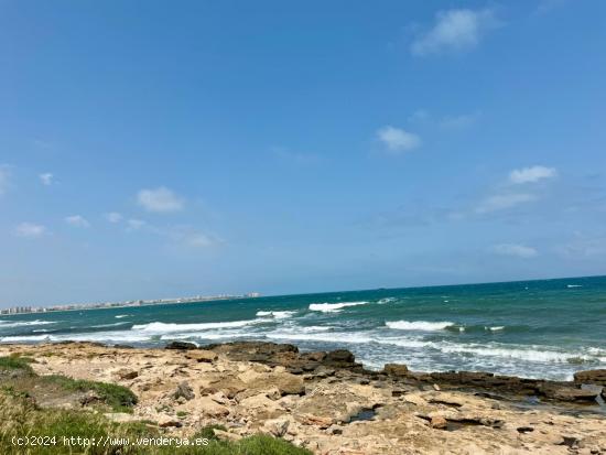 MAGNÍFICO ÁTICO EN TORREVIEJA CON VISTAS AL MAR, BALCÓN AMPLIO CON BARBACOA Y GARAJE...¡VISITELO