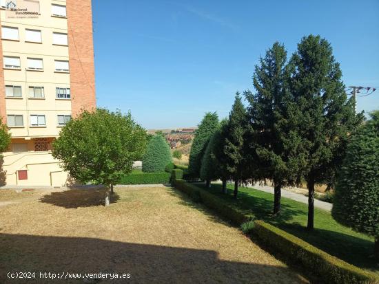 Piso amplio en zona residencial - SEGOVIA