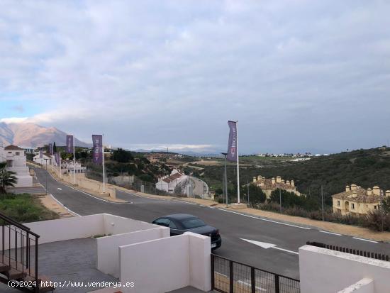 VIVIENDA ADOSADA EN CASARES HILLS (ZONA MAJESTIC) PARA ENTRAR A VIVIR. - MALAGA