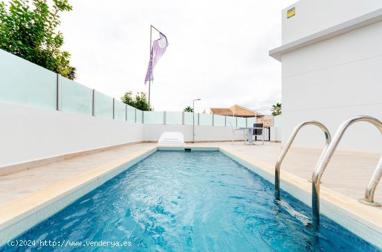 Villa unifamiliar de 3 dormitorios con Piscina privada en Residencial Lagunas Rosas, Torreta - ALICA