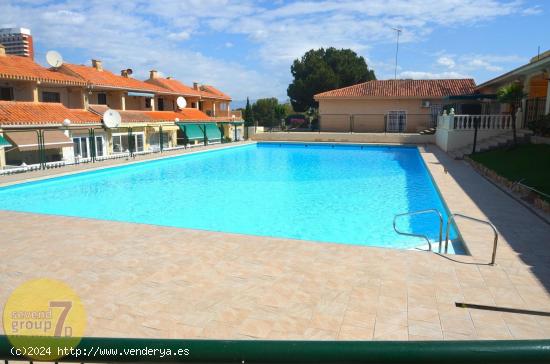 SE VENDE BUNGALOW REFORMADO CON PARKING Y PISCINA COMUNITARIA EN BENIDORM RINCON DE LOIX - ALICANTE