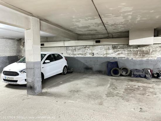 Plaza de parquing de coche mediano - BARCELONA