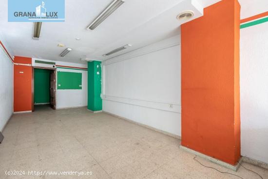 Traumatología (junto). Local comercial con mucho paso de personas. 2 baños. - GRANADA