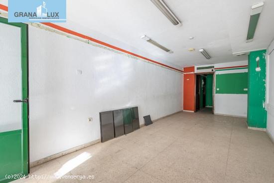 Traumatología (junto). Local comercial con mucho paso de personas. 2 baños. - GRANADA