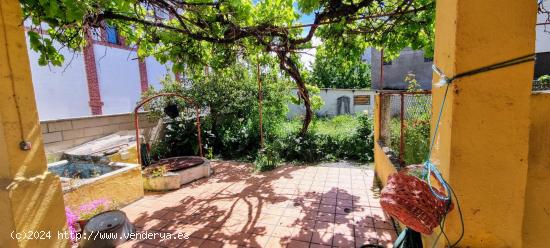 CASA CON TERRENO EN TORAL DE LOS VADOS - LEON