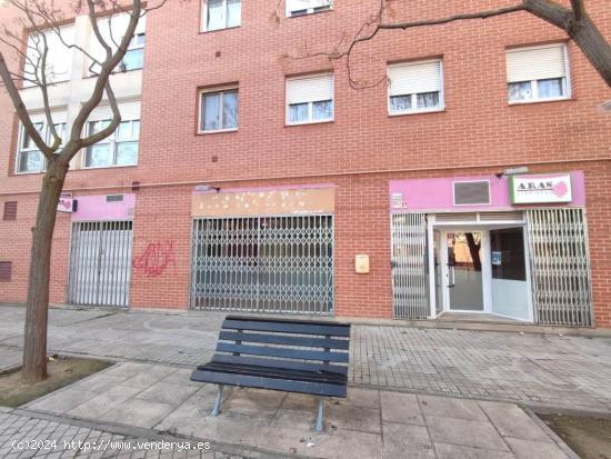 En alquiler local de 65 m2 con 3 fachadas a plaza en la C/ Solidaridad - ZARAGOZA