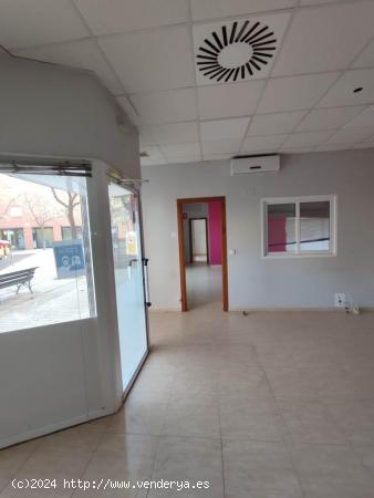 En alquiler local de 65 m2 con 3 fachadas a plaza en la C/ Solidaridad - ZARAGOZA