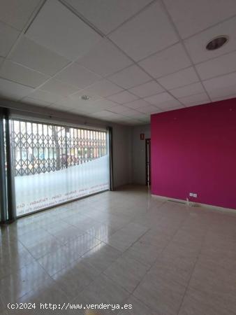 En alquiler local de 65 m2 con 3 fachadas a plaza en la C/ Solidaridad - ZARAGOZA