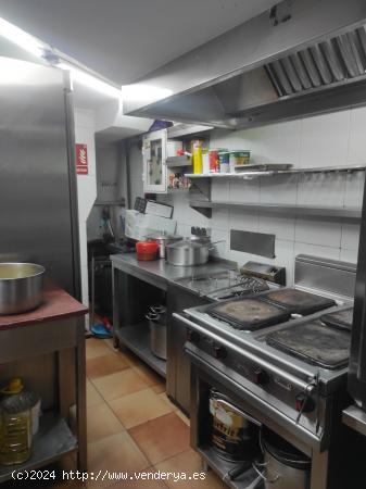 SE TRASPASA CAFETERIA-RESTAURANTE EN SANTIAGO - A CORUÑA