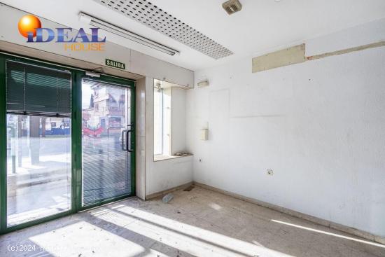 Traumatología (junto). Local comercial con mucho paso de personas. 2 baños. - GRANADA