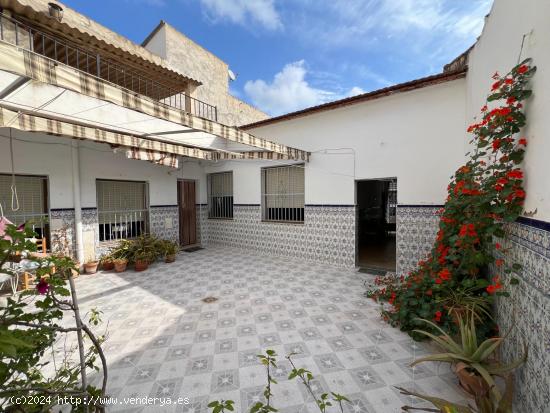  Casa muy espaciosa de 3 dormitorios en Dolores - ALICANTE 