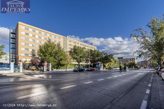 Traumatología (junto). Local comercial con mucho paso de personas. 2 baños. - GRANADA