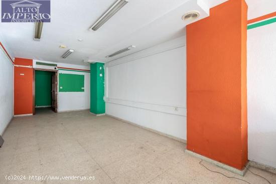 Traumatología (junto). Local comercial con mucho paso de personas. 2 baños. - GRANADA