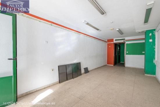 Traumatología (junto). Local comercial con mucho paso de personas. 2 baños. - GRANADA