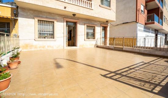 Encantadora casa en planta baja con patio y porche en zona tranquila - MURCIA