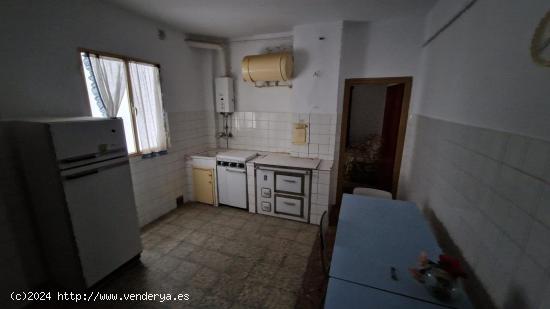  SE VENDE PISO MUY AMPLIO CON ASCENSOR EN LA ZONA DE LA ESTACION - LEON 