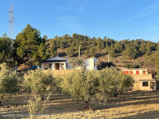 CHALET ENTRE AYORA Y COFRENTES, IMPRESIONANTES VISTAS - VALENCIA