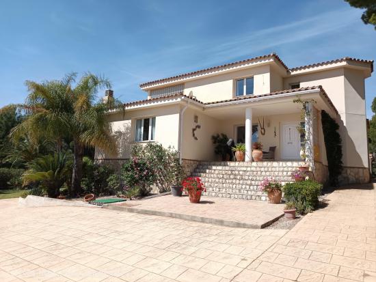 Encantadora y amplia villa en la urbanización de alto standing St Jordi d'Alfama - TARRAGONA