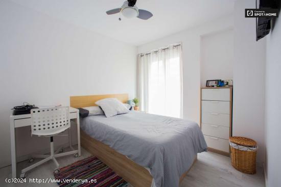 Cama individual en habitaciones con baño en alquiler en un apartamento de 3 dormitorios en Camins a